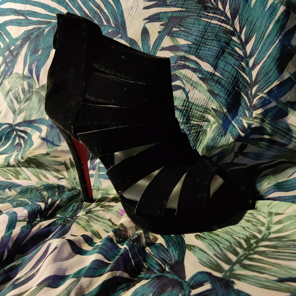 Velour black stiletto heels with red sole